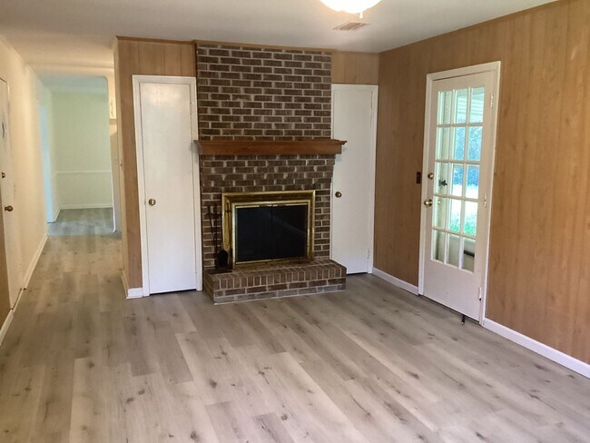 Building Photo - 3121 Hawthorn Circle