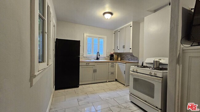Building Photo - 5613 La Mirada Ave