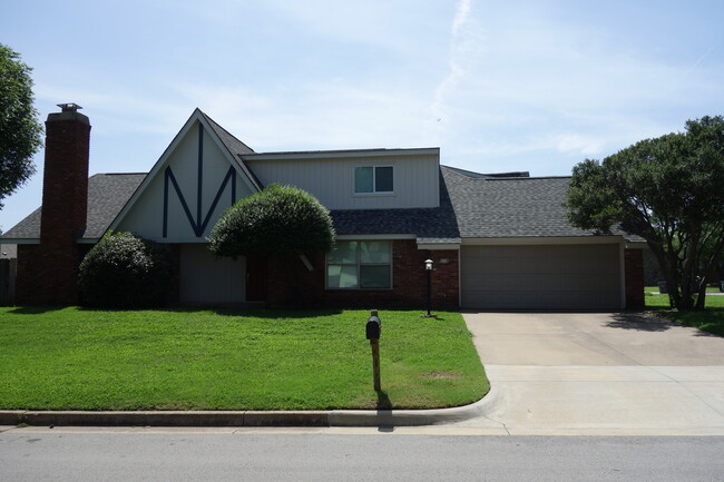 Building Photo - 7116 S Indianapolis Ave