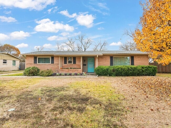 Photo - 727 Silverstone Dr House