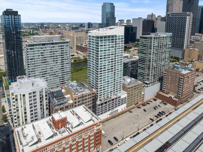 Building Photo - 701 S Wells St