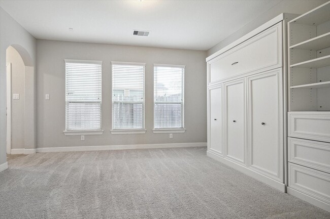 Building Photo - 430 N Live Oak St