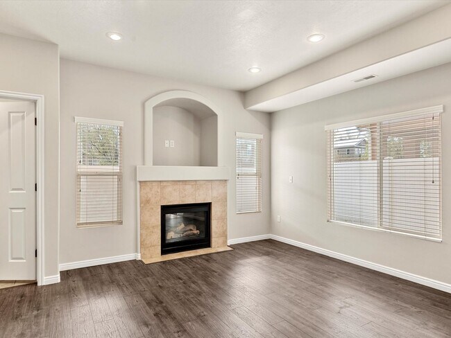 Foto del edificio - Newly Updated South Ogden Townhome | 3 Bed | Private Backyard | 2-Car Garage