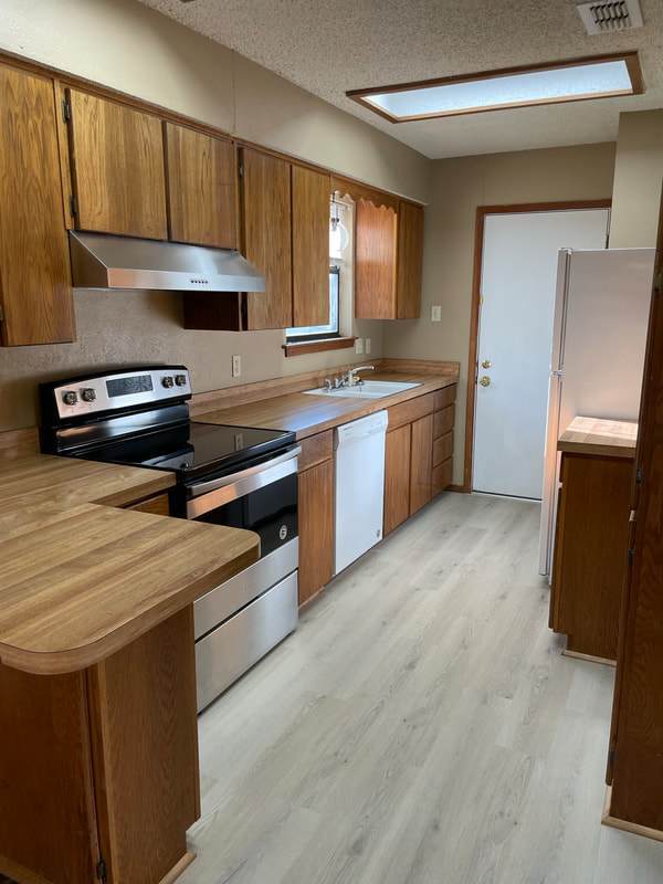 Building Photo - 3 bedroom 2 bath close to everything