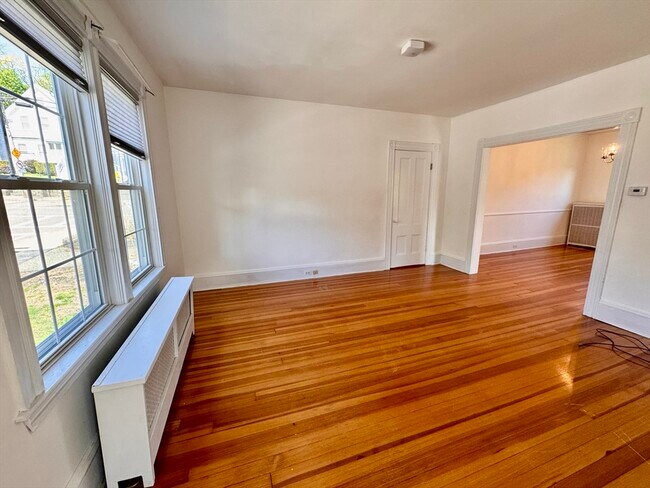 Foto del edificio - 163-163 Bates Ave