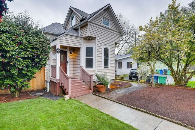 Building Photo - 2705 SE Stark St