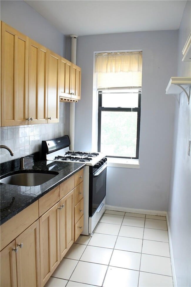 Building Photo - 210 Martine Ave