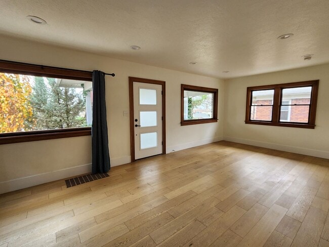 Building Photo - East Bench Luxury Bungalow - Fully Renovated and STUNNING!