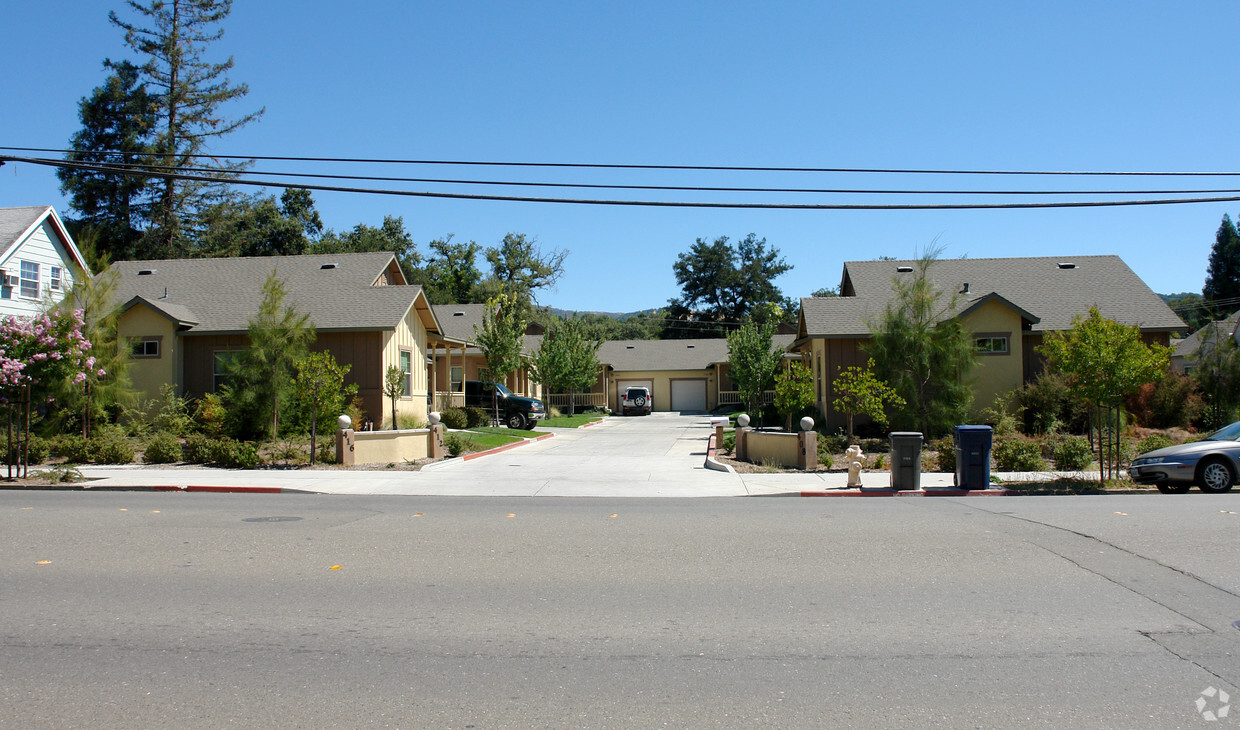 Building Photo - 408 N Cloverdale Blvd