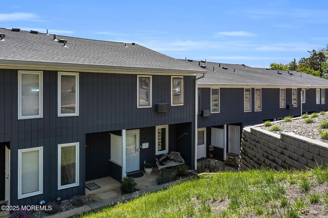 Building Photo - D4 Hillside Ave