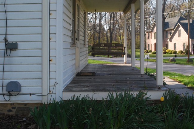 Building Photo - 2 Bdrm Charming Country Home