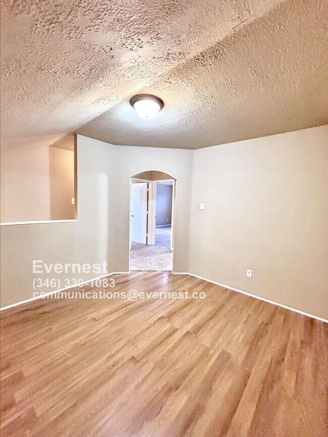 Foto del edificio - Beautiful 4-Bedroom Corner Lot Home in a P...