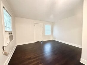 Building Photo - 119 Oak Dr