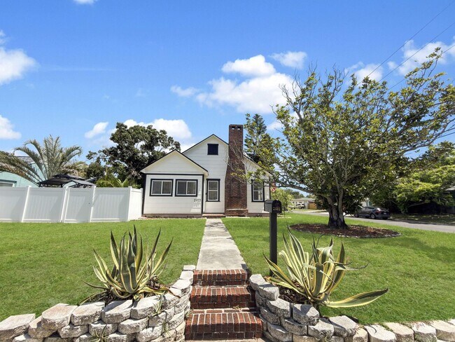 Foto del edificio - Recently Updated 3/2 with Pool and 2 Car Garage