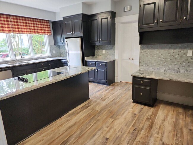 Foto del edificio - Incredible 5 Bedroom Home with Detached Garage in West Point!
