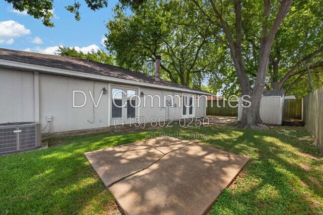 Foto del edificio - 9747 Rocky Hollow Rd