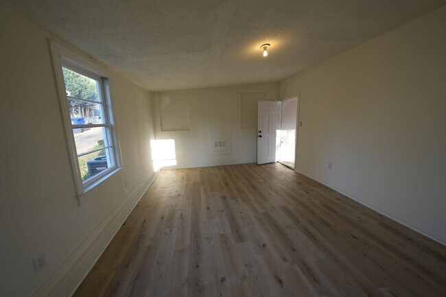 Foto del edificio - Newly renovated 2bedroom 1 bathroom for rent!