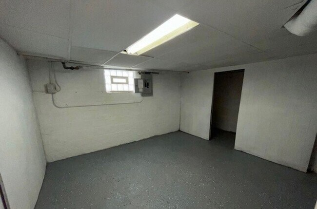 Building Photo - Spacious 2 Bedroom 1 bath house located in...