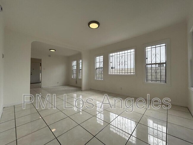 Building Photo - 443 W 99th St