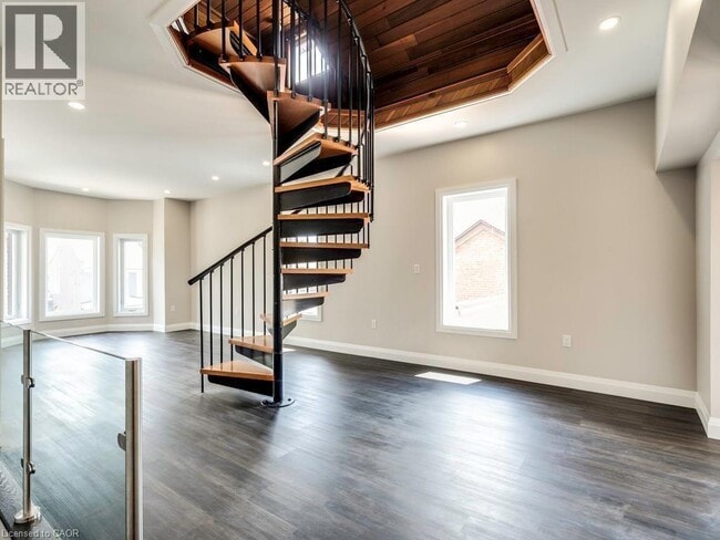 Building Photo - 2 Victoria Ave N