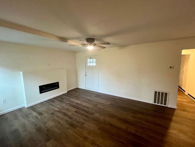 Building Photo - 3 Bed | 2 Bath | House
