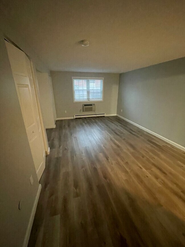 Foto del edificio - Nice, large studio with off-street parking!