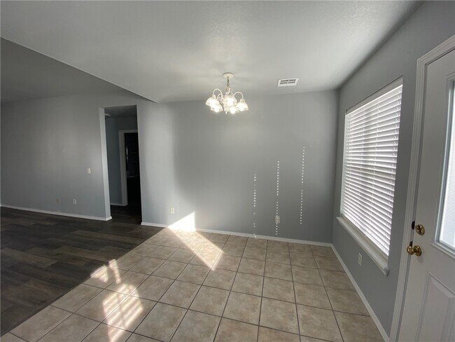 Building Photo - 1011 Sunflower St