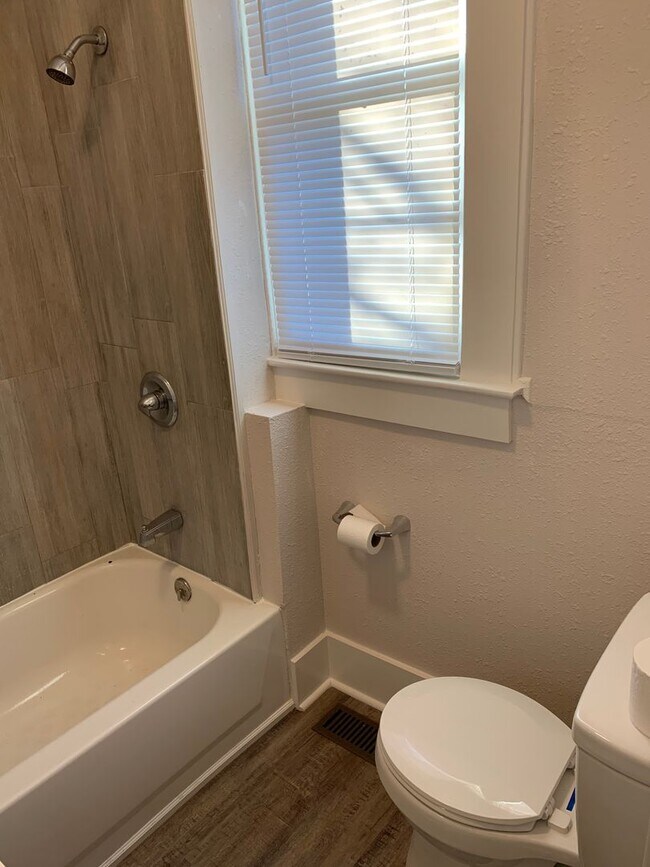 Foto del edificio - 2 Bed/2 Bath- Newly Renovated!!