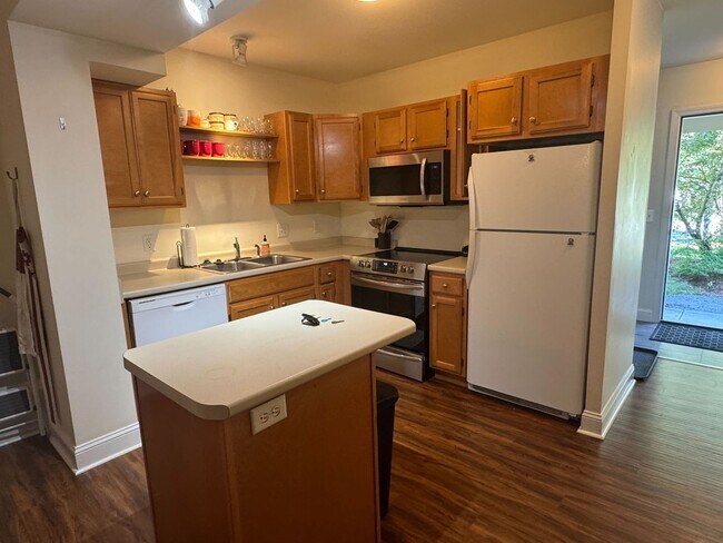 Foto del edificio - Spacious Furnished 3-Bedroom Condo – All U...