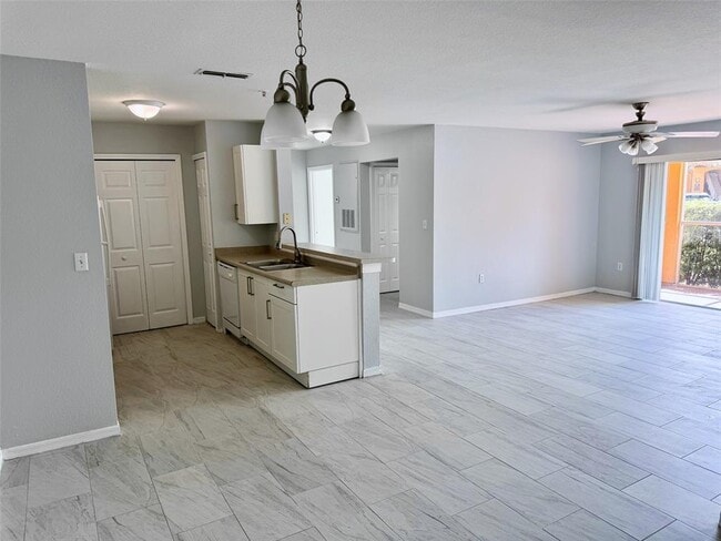Building Photo - 5475 Vineland Rd
