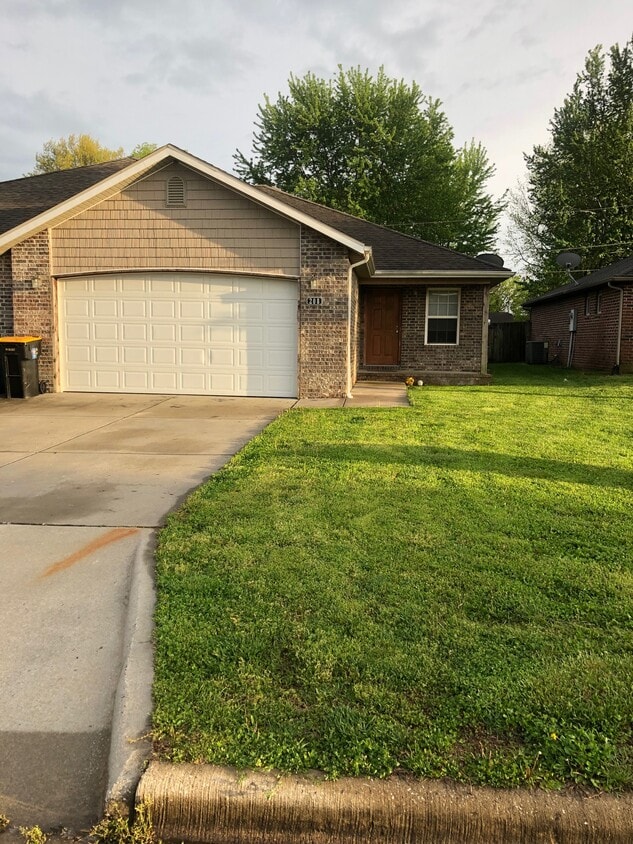 208 W Nicholas St, Republic, MO 65738 Townhouse for Rent in Republic, MO
