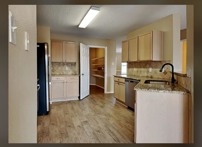 Building Photo - 161 Hilltop Dr