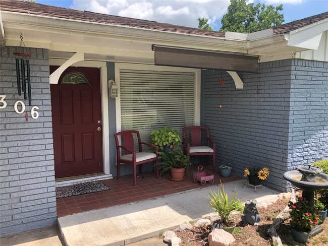 Foto del edificio - 306 Cres View St