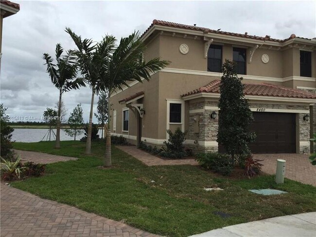 Foto del edificio - 8460 Lake Majesty Ln