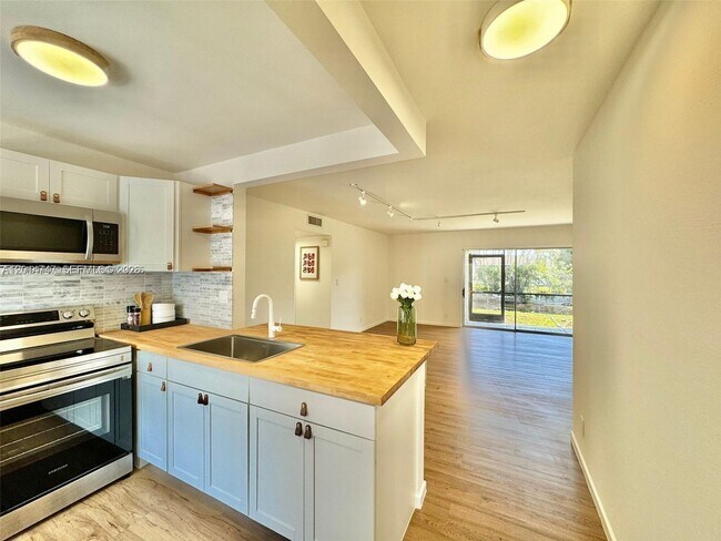 Foto del edificio - 2300 NE 33rd Ave