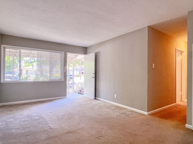 Foto del edificio - Centrally Located Three Bedroom St. Helena...