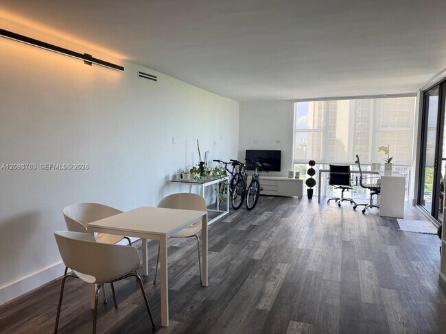 Foto del edificio - 20335 W Country Club Dr
