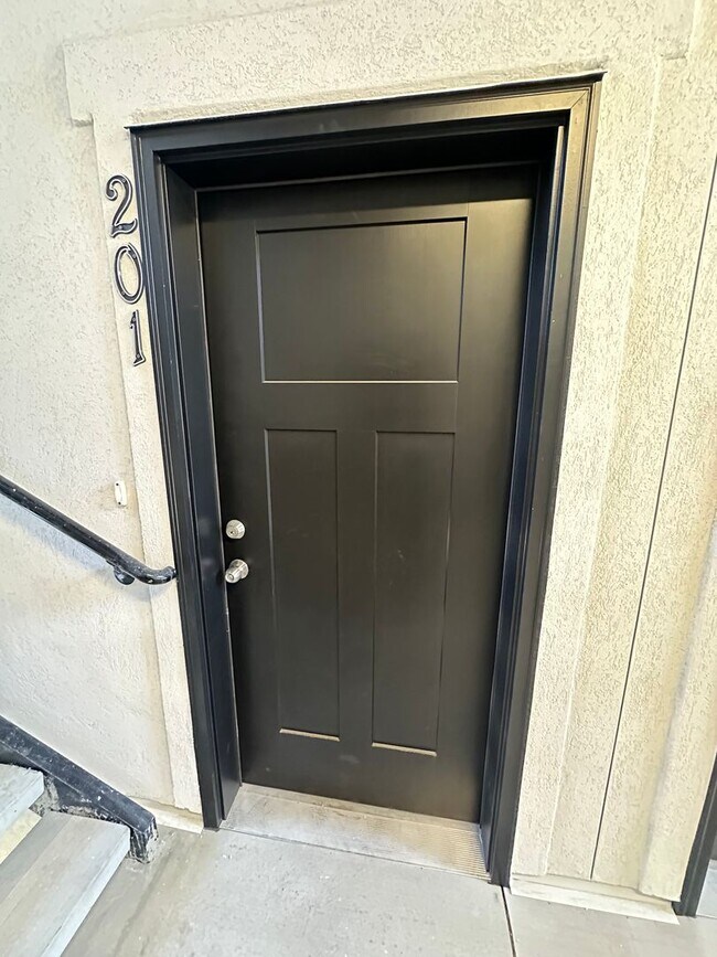 Foto del edificio - BRAND NEW CONDO