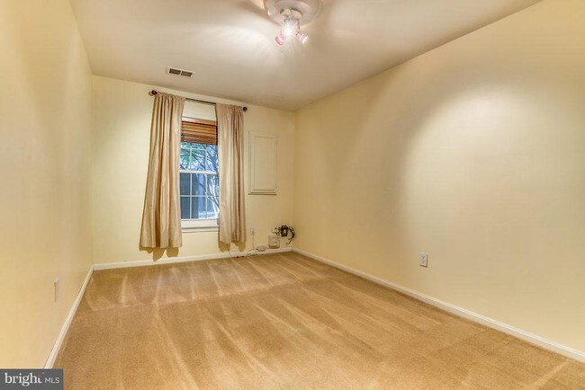 Foto del edificio - 2281 Kings Garden Way