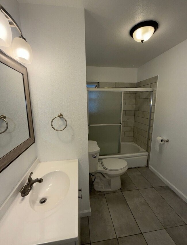 Building Photo - Beautifully Updated 3 Bed, 2 Bath House