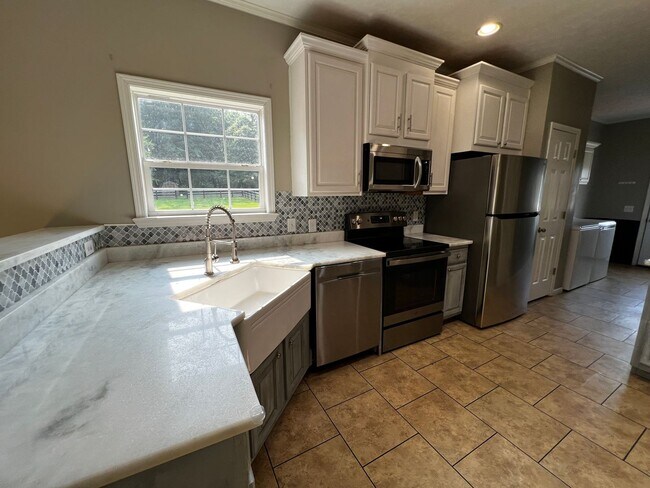 Building Photo - Beautiful 5-Bedroom on Quiet Street in Dil...