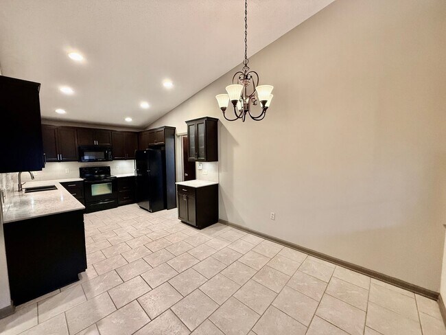 Foto del edificio - Spacious 3BR/2BA Home in Terre Haute – Fireplace, Garage, Fenced Yard + Lawn Care Included