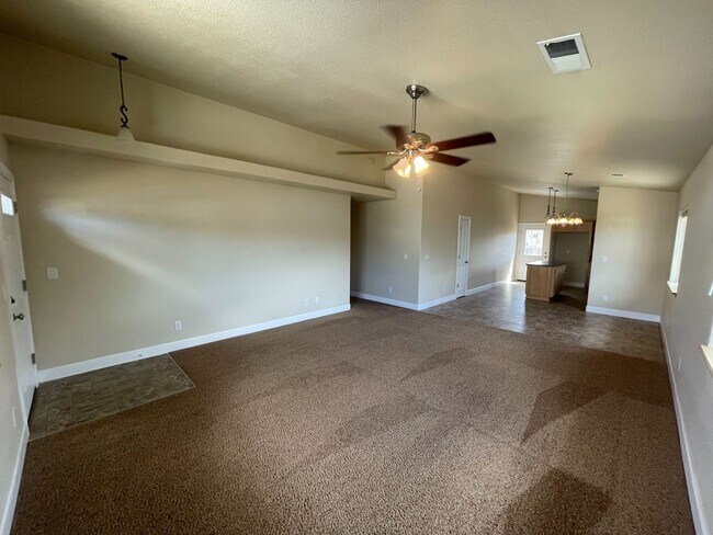 Building Photo - Modern 3 bed, 2 bath Home