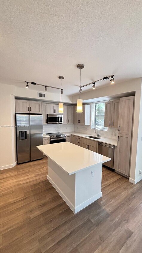 Foto principal - 8894 NW 44th St