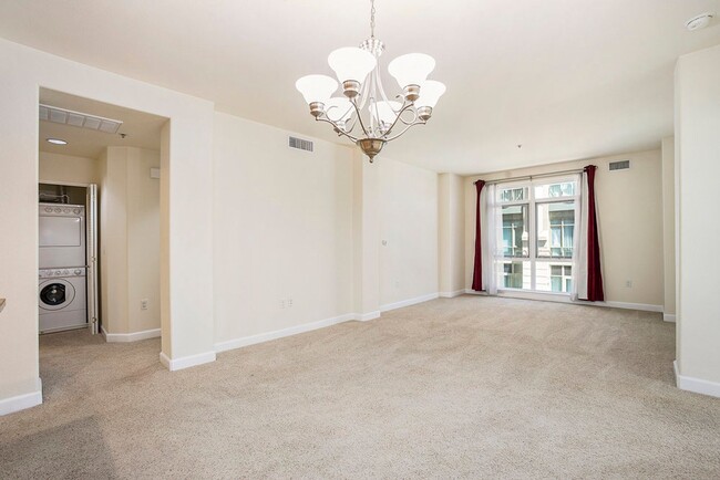 Building Photo - 423 7th Street #402 - 2 bedroom | 2 bath |...
