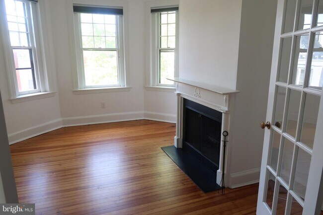Foto del edificio - 3014 Dent Pl NW