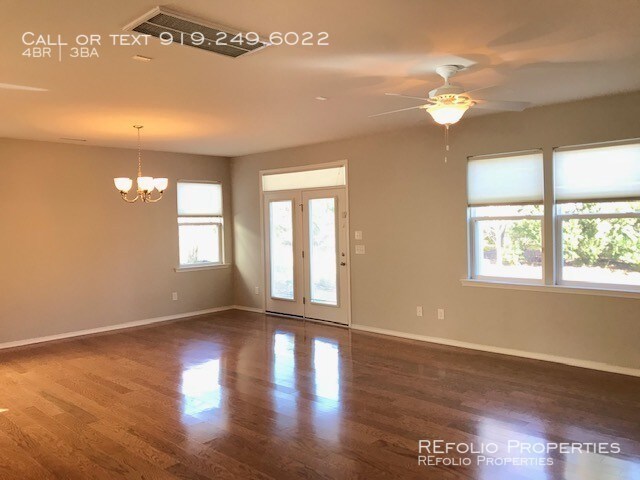 Foto del edificio - 5025 Lake Grove Blvd