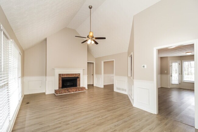 Foto del edificio - 300 Sterling Dr