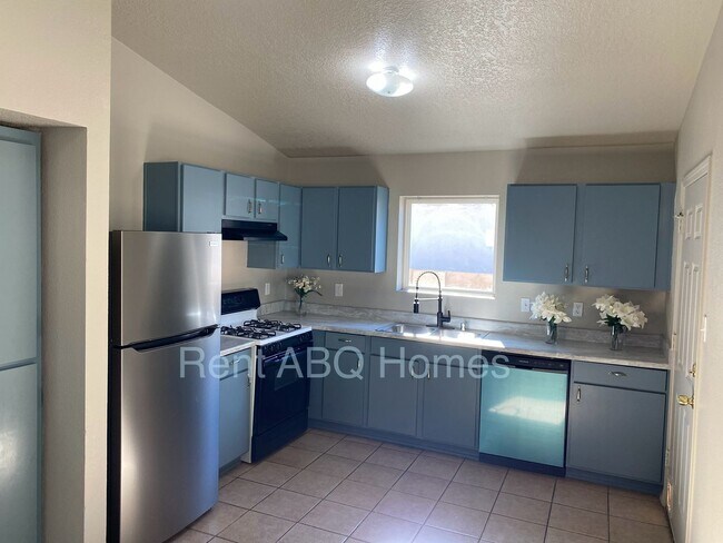 Building Photo - 4 Bed, 2 Bath Home in SW Albuquerque