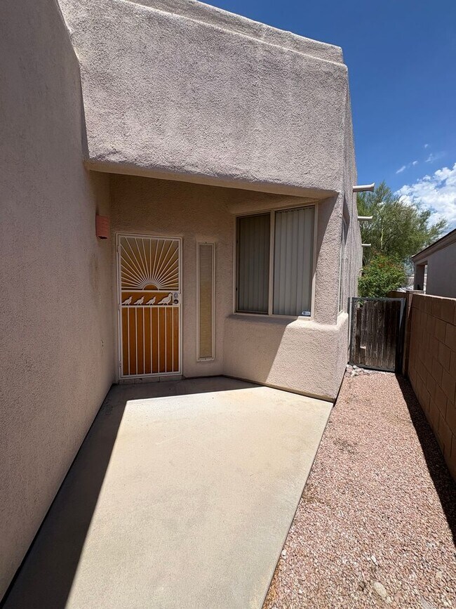 Foto del edificio - Well Maintained Home in  East Side Gated Community- 3Bd-A/C-Community Pools !!